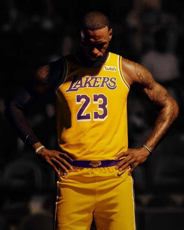 真的稳！库里年终大战首次出手就强投三分 造成独行侠犯规三罚全中（太稳了！库里年终大战首投强硬三分造独行侠犯规，三罚全中）