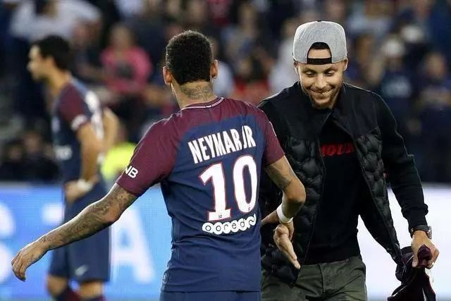 卡马乔：维尼修斯国家德比被换下有情绪正常，5分钟就没事了（卡马乔：维尼修斯在国家德比被换下情绪波动属正常，五分钟就平复了）